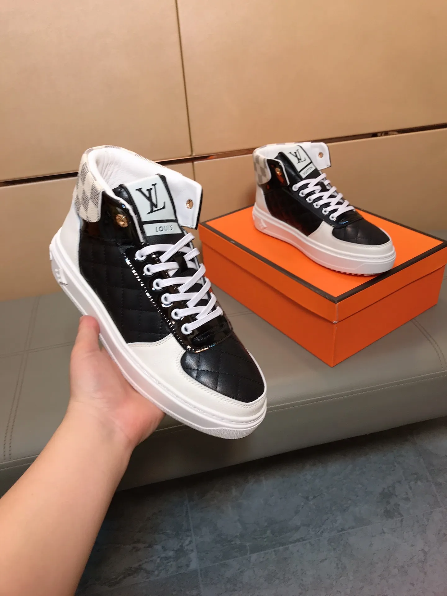 Factory price 400 👟👟🤝 (LV Louis Vuitton) New Korean style high-top casual shoes for men [Proud] hot style, imported cowhide with original printing, genuine leather lining, wear-resistant and non-slip rubber outsole. If you are still worried about wearing matching shoes, then these shoes are your best choice! Code number: 38-44